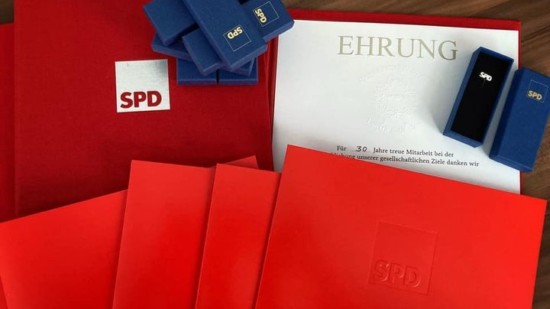 Urkunden und Ehrennadeln