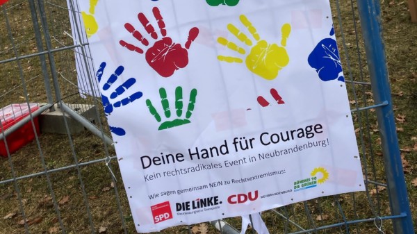 Deine Hand für Courage